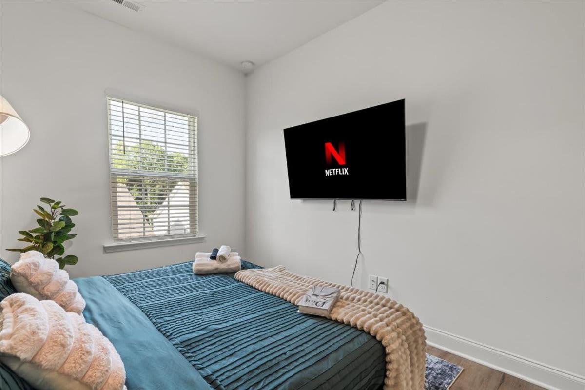 Luxe King 3br Townhouse Mins To Uptown Holiday home *